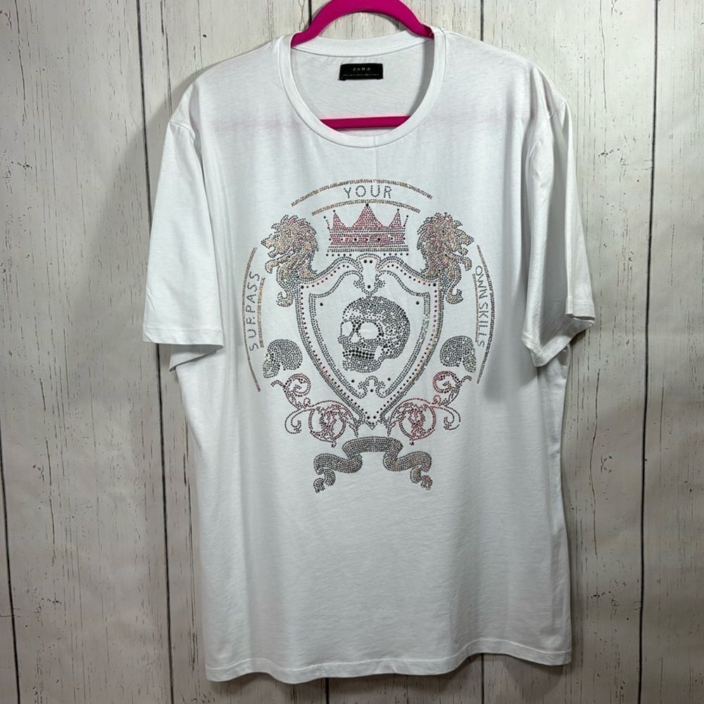 White Men's Graphic T-Shirt with Crest Skull Design